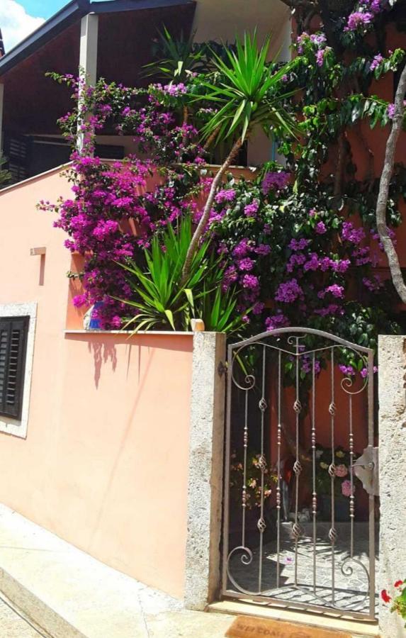 Bougainvillea--Apartment By The Sea Ston Extérieur photo