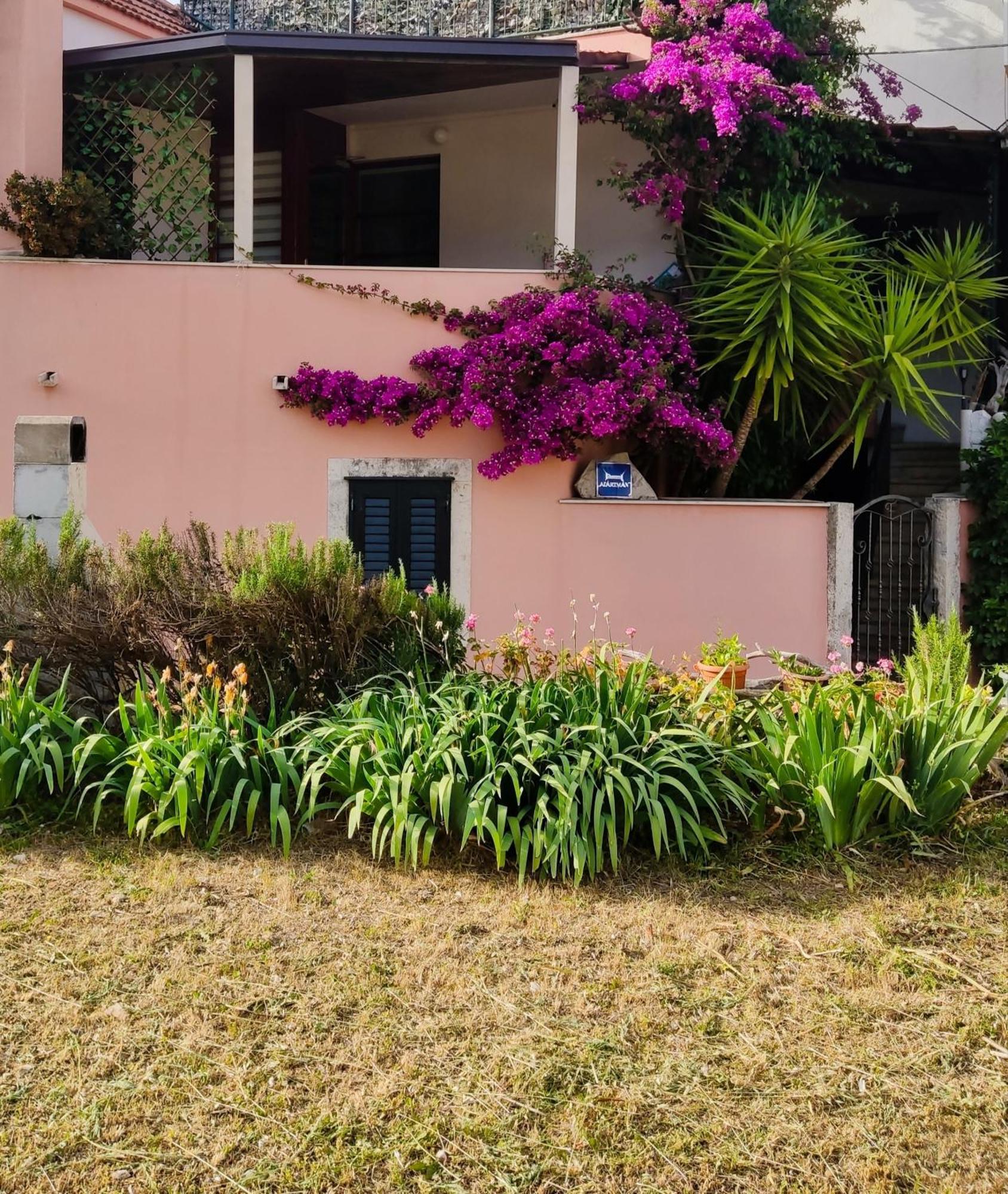 Bougainvillea--Apartment By The Sea Ston Extérieur photo